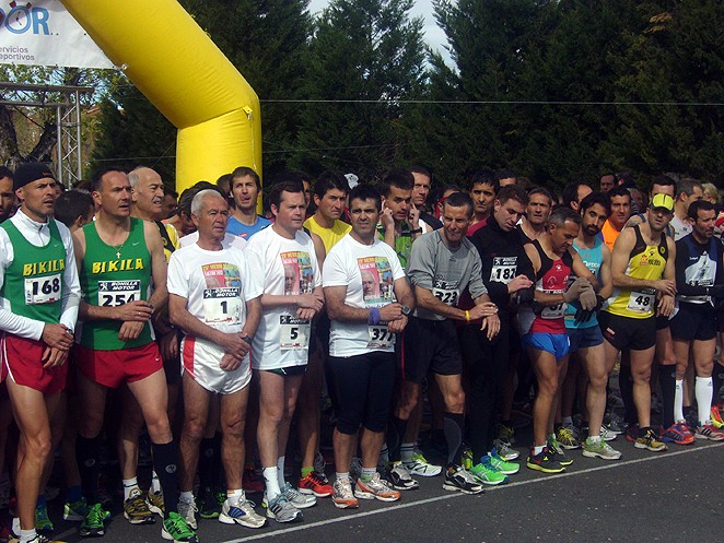 Homenaje en la ciudad de Toledo al atleta de Sotillo de la Adrada Pedro Cuerva, de 67 años, por su trayectoria deportiva en la XXIX Media Maratón de la capital toledana. 15 de abril de 2012.