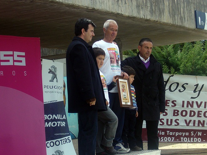 Homenaje en la ciudad de Toledo al atleta de Sotillo de la Adrada Pedro Cuerva, de 67 años, por su trayectoria deportiva en la XXIX Media Maratón de la capital toledana. 15 de abril de 2012.