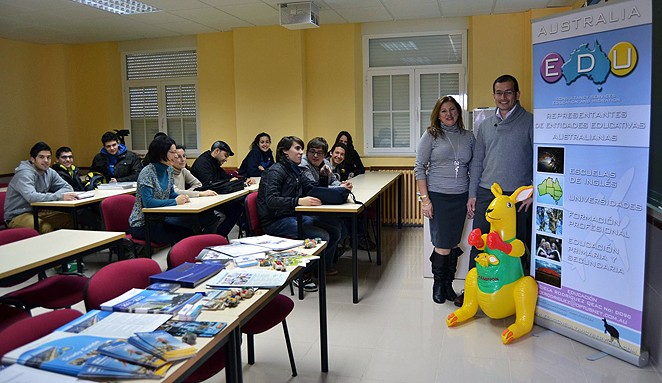 Sesión informativa en la UCAV sobre Australia. Graciela Rodríguez y Carlos Ramos, de EDU Consultancy Services, han informado sobre las alternativas que ofrece Australia para estudiar y trabajar. 17 de abril de 2012.