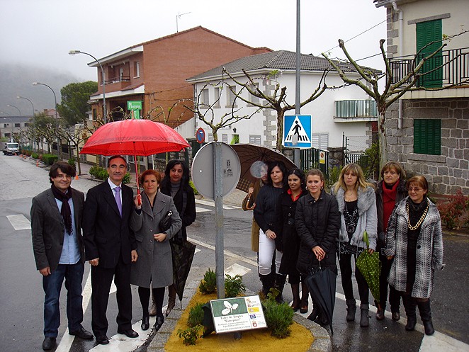 Clausura del Taller de Empleo Entrepinos, que ha formado a ocho personas durante medio año, en Hoyo de Pinares, en la restauración de áreas degradadas. 30 de abril 2012.