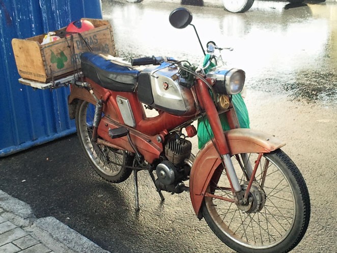 Veterano ciclomotor Mobylette aparcado en una calle de Ávila. Foto de L.F.