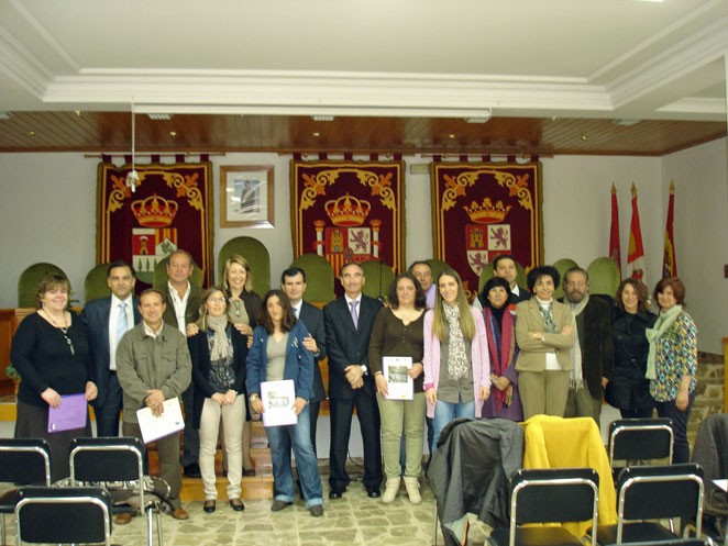 Clausura del Taller de Empleo El Teso, en Sotillo de la la Adrada, que ha formado a ocho personas en atención sociosanitaria con prácticas en la residencia de ancianos Virgen de los Remedios, de la localidad. 3 de mayo 2012.