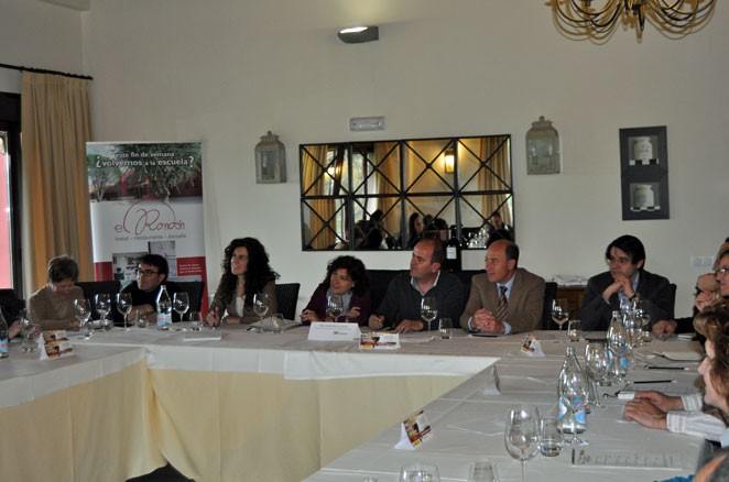 Cebreros ha acogido una charla entre productores y representantes de la zona Alberche-Pinares para conocer los pasos para conseguir la Denominación de Origen Protegida, de la mano de la D.O. Vino de Calidad de la Sierra de Salamanca. 26 abril 2012.