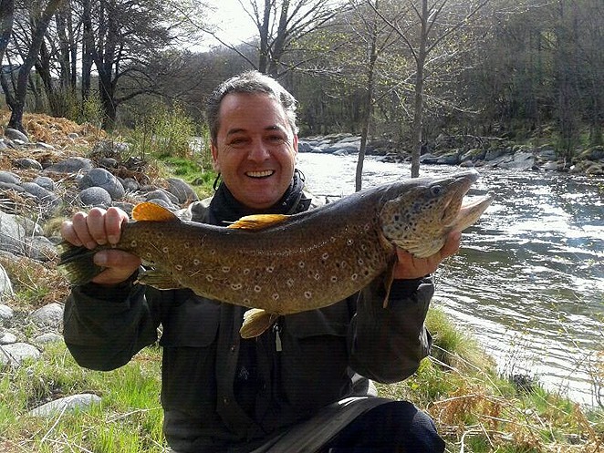 Mario de la Fuente con una trucha de 64 centímetros, en el Campeonato Provincial de Salmónidos Lance. La Aliseda de Tormes. 21 y 22 de abril. Foto: Luis Trujillo.