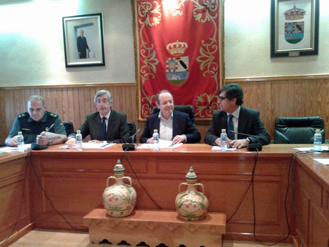 Reunión de la Junta Local de Seguridad de Candeleda, con representación de todas las instituciones, con la presidencia compartida del alcalde, José María Monforte, y del subdelegado del Gobierno, José Luis Rivas. 14 mayo.