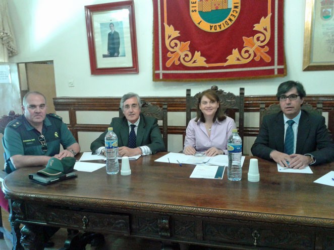 Junta Local de Seguridad de Arenas reunida el 14 de mayo con diversos representantes y la presidencia compartida de la alcaldesa, Caridad Galán, y el subdelegado del Gobierno, José Luis Rivas.