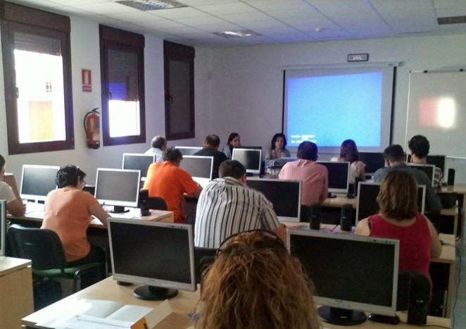 La sede de Confae en Cebreros ha acogido una jornada empresarial sobre las ayudas de la Junta para empresas y autónomos, de la Agencia de Innovación y Financiación Empresarial (ADE). 18 de mayo.