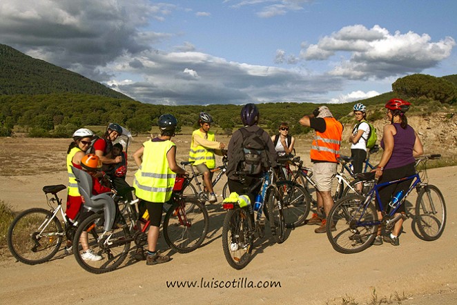 Bicicletada de Ecologistas en Acción Valle del Tiétar entre Piedralaves y Sotillo de la Adrada con parada en lugares con problemas ambientales: depuradora de Piedralaves y vertederos en La Adrada. 19 mayo.