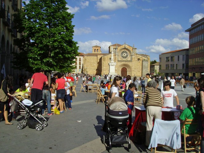 III Concurso Abulense Dibujos por la Vida, organizado por Derecho a Vivir en la plaza de Santa Teresa el 18 de mayo.