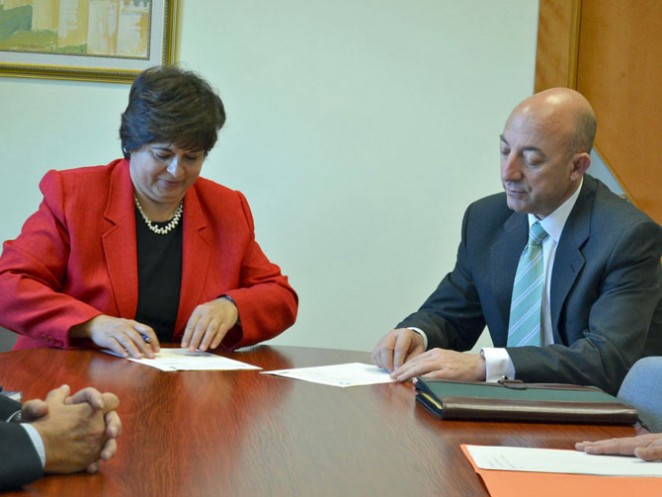 La rectora de la UCAV, Rosario Sáez, y Fulgencio Coll, Jefe del Estado Mayor del Ejército de Tierra del Ministerio de Defensa, han ratificado un convenio para formar ingenieros mecánicos en el Parque y Centro de Mantenimiento de Sistemas Acorazados número