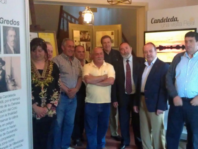 El alcalde de Candeleda, José María Monforte, ha invitado a los alcaldes de la cara norte de Gredos a ver la exposición itinerante ‘Candeleda, una visita real’, en el Parador de Turismo de Navarredonda de Gredos. 29 mayo. 