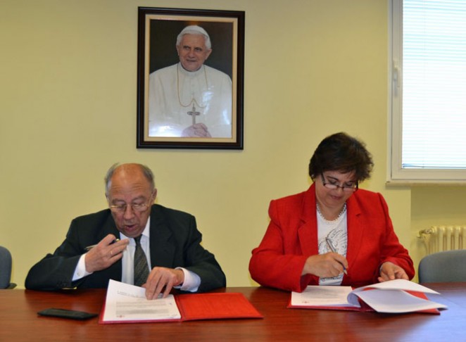 La UCAV y la Casa Social Católica han renovado el convenio de colaboración que mantienen para promover la formación integral de sus asociados. En la firma, el 5 de junio, la rectora, María del Rosario Sáez, y Ángel Rodríguez, presidente de la entidad.