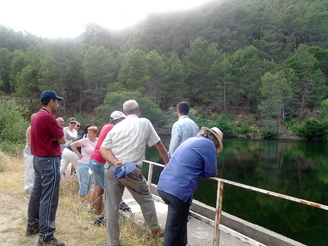 El Ayuntamiento de Sotillo de la Adrada ha celebrado la I Semana del Medio Ambiente con una visita a las instalaciones municipales del agua y la recogida de residuos sólidos y no biodegradables en una zona de la dehesa con vertidos incontrolados.