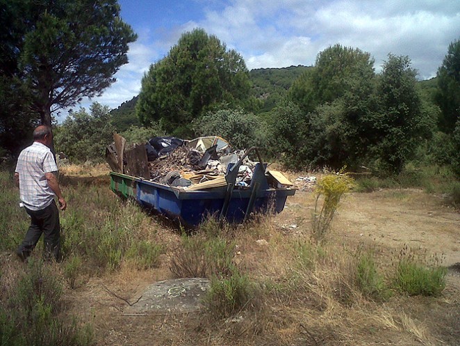 El Ayuntamiento de Sotillo de la Adrada ha celebrado la I Semana del Medio Ambiente con una visita a las instalaciones municipales del agua y la recogida de residuos sólidos y no biodegradables en una zona de la dehesa con vertidos incontrolados.