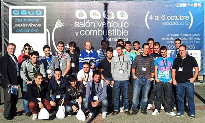 Alumnos de Ingeniería Mecánica de la UCAV en el IV Salón del Vehículo y Combustible Alternativos en la Feria de Valladolid. 5 octubre 2012.