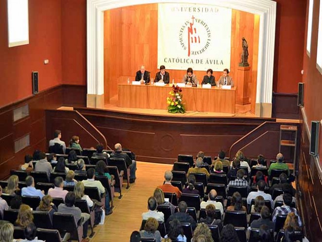 La UCAV y la Asociación de Amigos de la UCAV han celebrado un acto con padres y alumnos que han iniciado este curso sus estudios universitarios con el fin de que conozcan las instalaciones. 10 noviembre 2012.