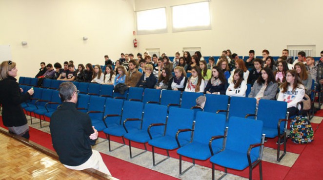 Alumnos del Colegio Diocesano aprenden los pasos para la creación de una empresa en la Ventanilla Única Empresarial, en la Cámara de Comercio de Ávila. 21 noviembre 2012.