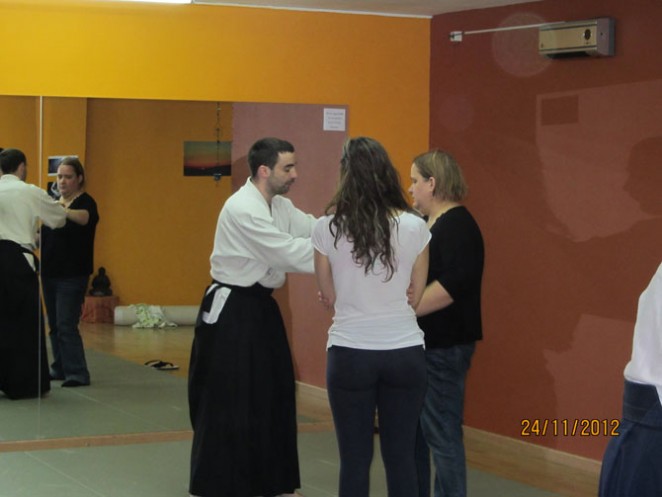 La Asociación Cultura Homura de Aikido, en colaboración con el Centro Alhambra, en una jornada de acercamiento al aikido por el Día Internacional contra la Violencia de Génerro. 24 noviembre 2012.