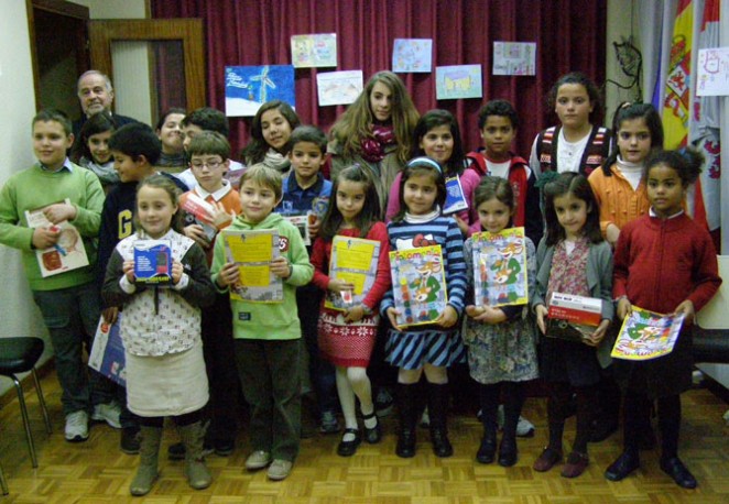 El Colegio de Peritos e Ingenieros Técnicos Industriales de Ávila elige tarjeta de felicitación navideña con el segundo concurso de dibujo infantil para hijos y nietos de sus colegiados. El decano, Fernando Espí, con los participantes. 21 diciembre 2012.