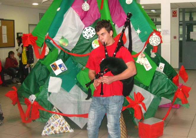 El IES José Luis López Aranguren celebró el final del primer trimestre con un pequeño concierto de gaita del alumno de Bachillerato Daniel González Martín, que tocó seis temas gallegos y el villancico ‘Ya vienen los Reyes’. 21 diciembre 2012.