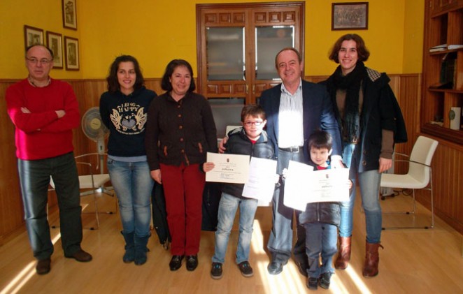 El Ayuntamiento de Candeleda ha entregado el premio del concurso de postales navideñas para niños a Ismael Soto (de 8 años y ganador por segundo año) y el accésit a Pablo Martín (de 4 años), que han recibido un diploma y un cheque regalo. 3 enero 2013.