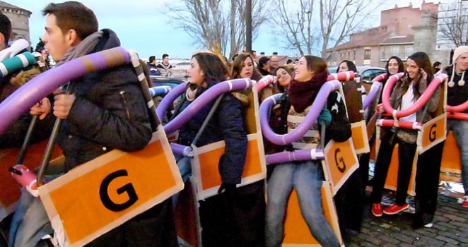 Carnaval de Ávila. Segundo premio colectivo: Asociación Juvenil Barrio Universidad: 'Atracción de la universidad'.