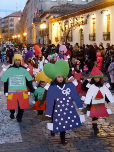 Carnaval de Ávila. Tercer premio colectivo: Asociación Cultural Peña San Gregorio: 'Muñecas recortables'.