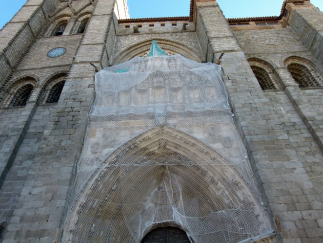 Fachada norte de la Catedral de Ávila, donde se aprecian los siete huecos de las esculturas retiradas.