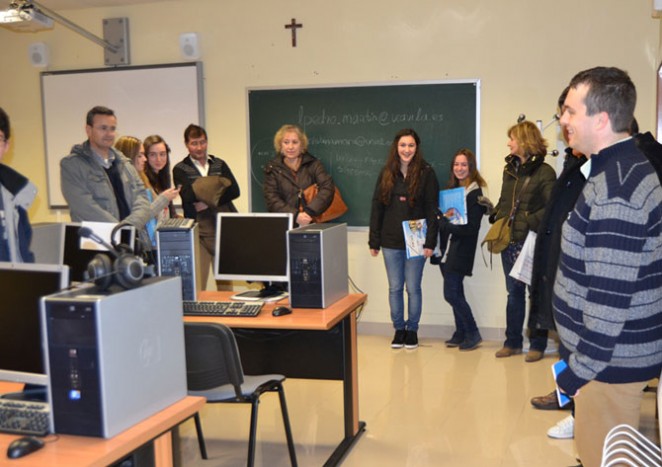La UCAV ha celebrado una jornada de puertas abiertas dirigida a los padres de los alumnos del Programa de Investigación y Excelencia con el objetivo de presentarles el trabajo que se lleva a cabo. 19 febrero 2013.