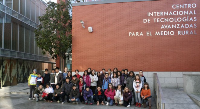 Alumnos del CEIP Reyes Católicos de Madrigal de las Altas Torres, del CRA Los Regajales de Nava de Arévalo y el CRA Tomás Luis de Victoria de Sanchidrián, en el Centro de Tecnologías Avanzadas de la Fundación Sánchez Ruipérez. 20 febrero.