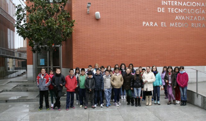 Alumnos del CRA El Calvitero, de La Carrera, del CRA La Serrezuela, Diego Álvaro; y del CEIP Las Rubieras, de Navaluenga; en el Centro Internacional de Tecnologías Avanzadas de la Fundación Sánchez Ruipérez, en Peñaranda de Bracamonte. 27 febrero.