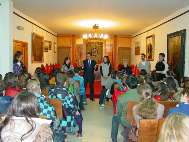 Alumnos del colegio Saint Sacrement, de Autun (Francia); del Rafaela María, de Valladolid; y del Amor de Dios, de Arévalo; que participan en el intercambio entre los centros franceses y arevalense, han sido recibidos en el Ayuntamiento. 13 marzo.