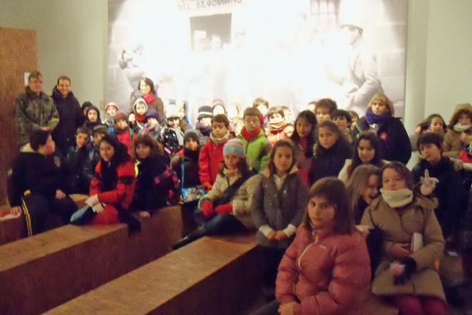 El Museo del Cuerpo de Intendencia recibió la visita de más de medio centenar de estudiantes del Colegio La Encarnación, de Peñaranda de Bracamonte (Salamanca). 12 marzo 2003.