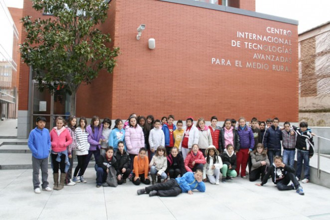 Alumnos de 4º, 5º y 6º del CEIP Juan Luis Vives, de Sotillo de la Adrada, y del CRA La Sierra, de Cillán, en el Centro Internacional de Tecnologías Avanzadas, CITA, de la Fundación Germán Sánchez Ruipérez en Peñaranda de Bracamonte (Salamanca). 11 abril.
