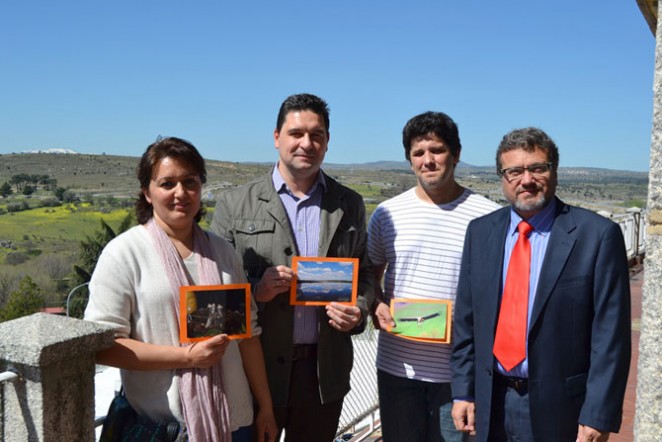 Entrega de premios del concurso de fotografía de la UCAV ‘Naturaleza en la provincia de Ávila’. ‘Buitre leonado’ de Juan Pablo Fuentes (1º premio); ‘Reflejos en El Oso’ Jorge Mongil (2º); y ‘Cuchicheando’, de Belén Bermejo (3º). 17 abril.