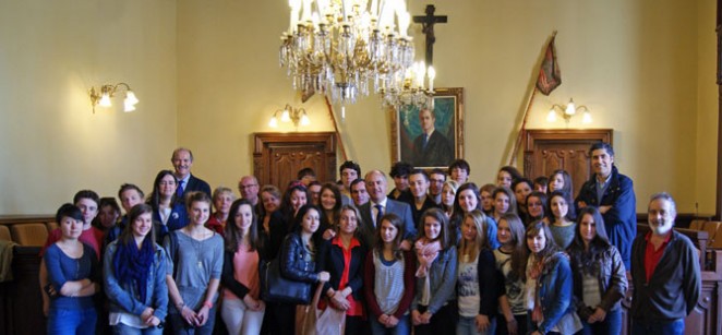Alumnos de Bachillerato de Lycée Maine de Biran, de Bèrgerac (Francia), de intercambio con familias y alumnos del Colegio Diocesano, de Ávila, con el alcalde de la ciudad. 17 abril.