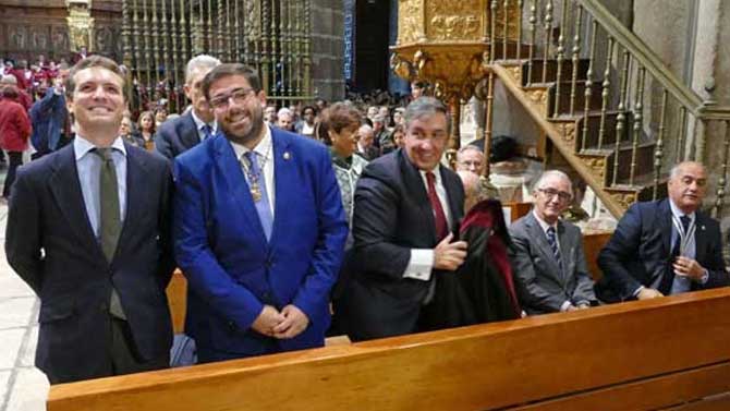 Casado y Sánchez Cabrera en la misa de la fiesta de La Santa el 15 de octubre.