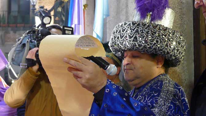 Lectura del bando real desde el Ayuntamiento.