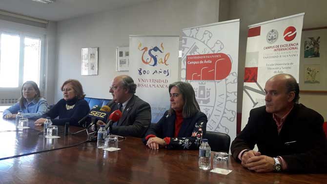 Cabero, entre los directores de los centros de la USAL en Ávila y la delegada en el campus de Ávila.