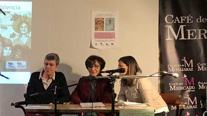 Presentación del calendario de STES sobre mujeres exploradoras y aventureras.