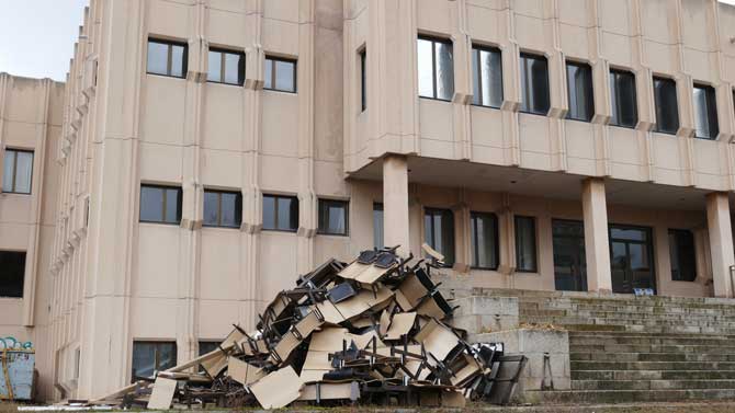 Antiguos pupitres ante la futura sede del ECyL.