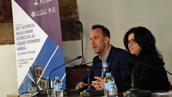 Héctor Palencia y Cristina Sanchidrián presentan ‘El nuevo paisaje nocturno de Ávila’ en una jornada de iluminación ornamental.