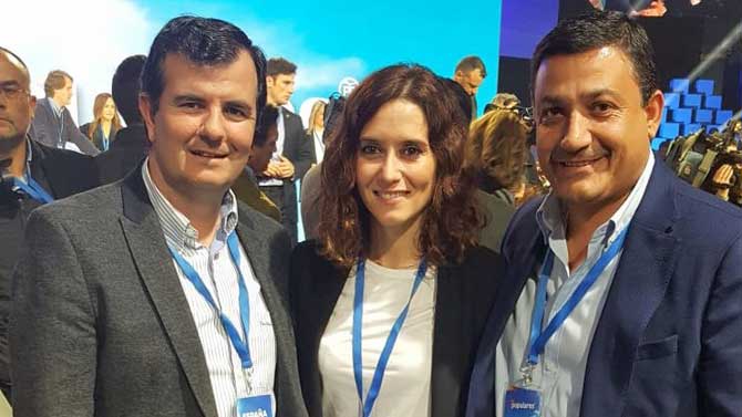 La candidata del PP a la Comunidad de Madrid, entre Juan Pablo Martín y Carlos García.