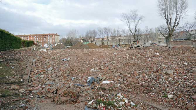 Solar tras el derribo de la antigua piscina.