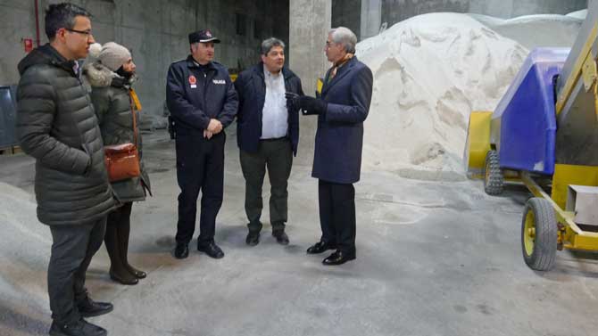 El alcalde comprueba las reservas de sal del Plan de Nevadas.
