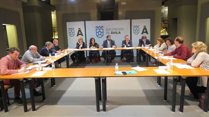 Reunión de la Mesa del Ferrocarril en la Diputación.