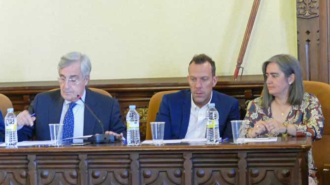 José Luis Rivas, Héctor Palencia y Sonsoles Sánchez-Reyes en un pleno.
