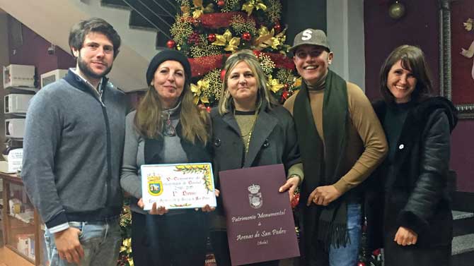 Primer premio del concurso de escaparates de Arenas a Azulejos Flores Decoración.