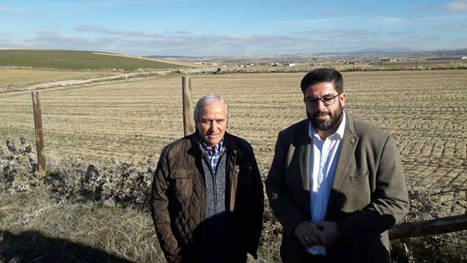 El alcalde de Gemuño y el presidente de la Diputación.