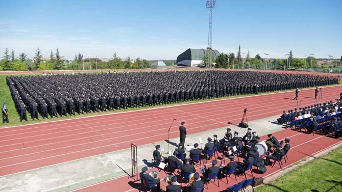 Alumnos de la Escuela de Policía en la celebración del patrón.